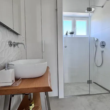 B&s Center Apartment Split