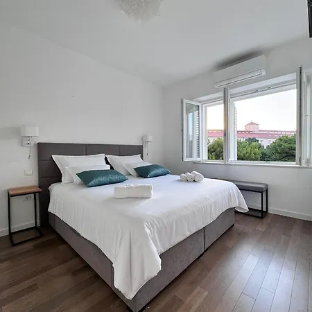 B&s Center Apartment Split